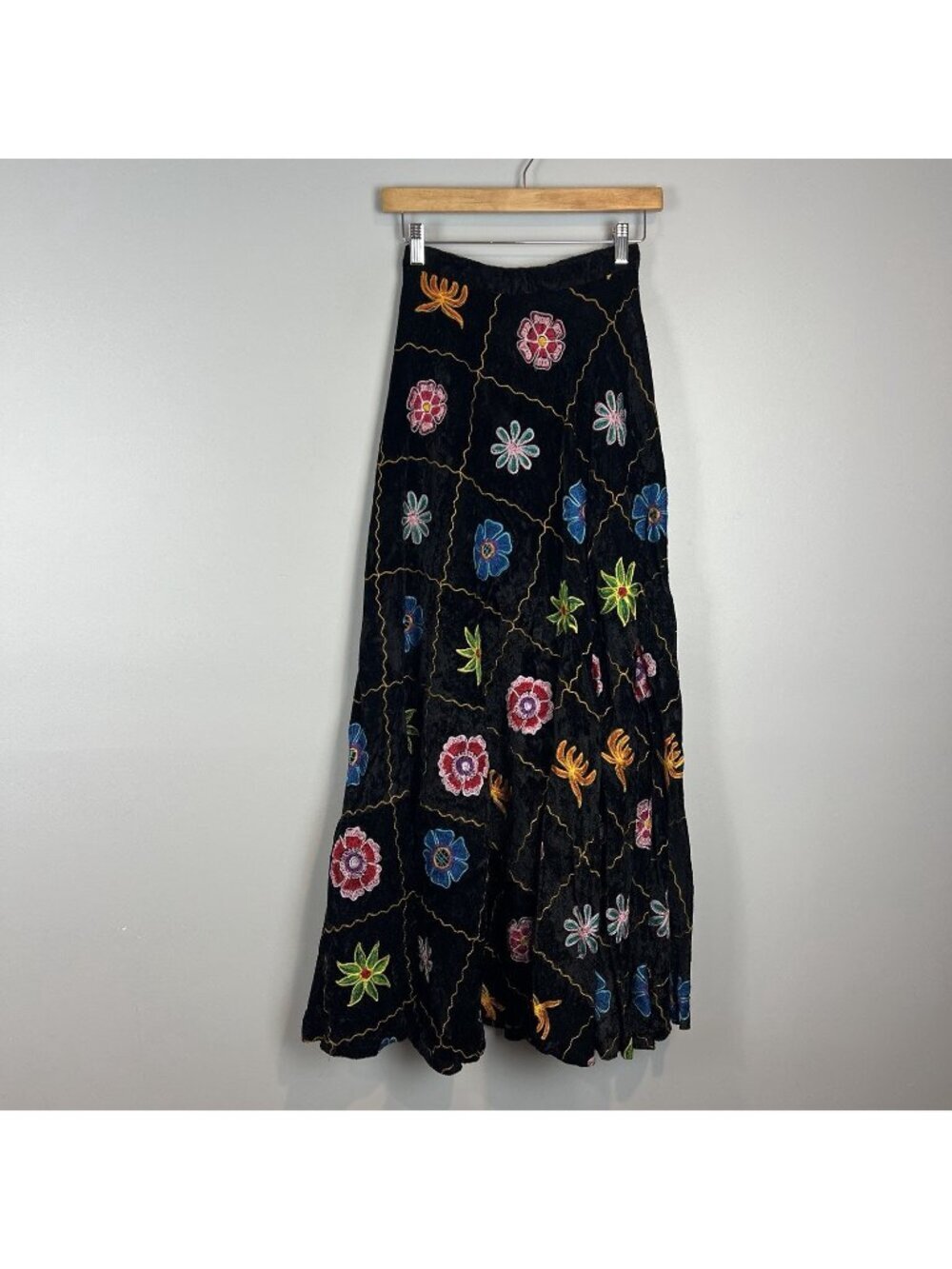 Vtg Black Embroidered Maxi Skirt Size XS Velvet‎ 24" Waist Floral Heavy